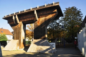 Holz-Installationen auf dem Torplatz